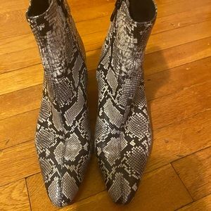 EUC Vince snake print leather  booties